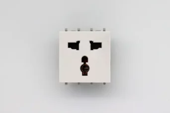 PRISE DE COURANT MULTISTANDARD CLARA 43